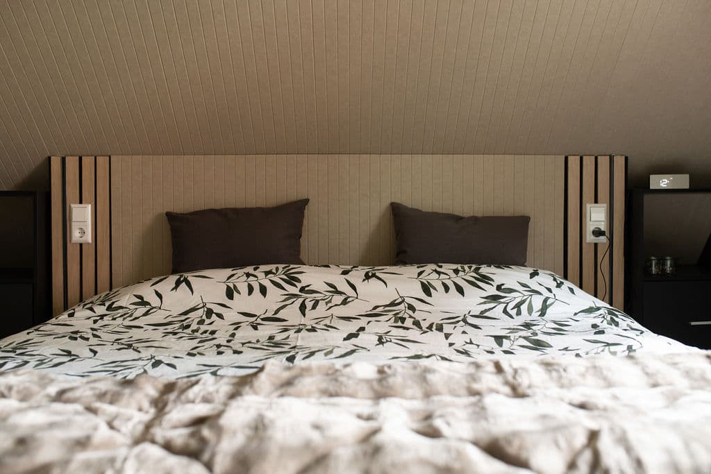 Doppelbett 180x200 cm mit Holzlattenwand als Kopfteil
