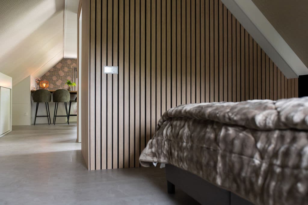Seitenansicht Schlafzimmer mit Durchblick zur Sitzecke