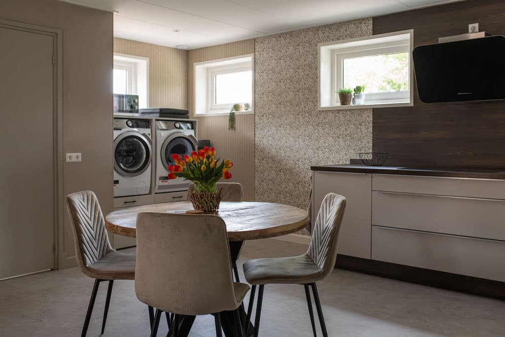 Übersicht Küche, Esstisch und Waschbereich Ferienwohnung Schagen