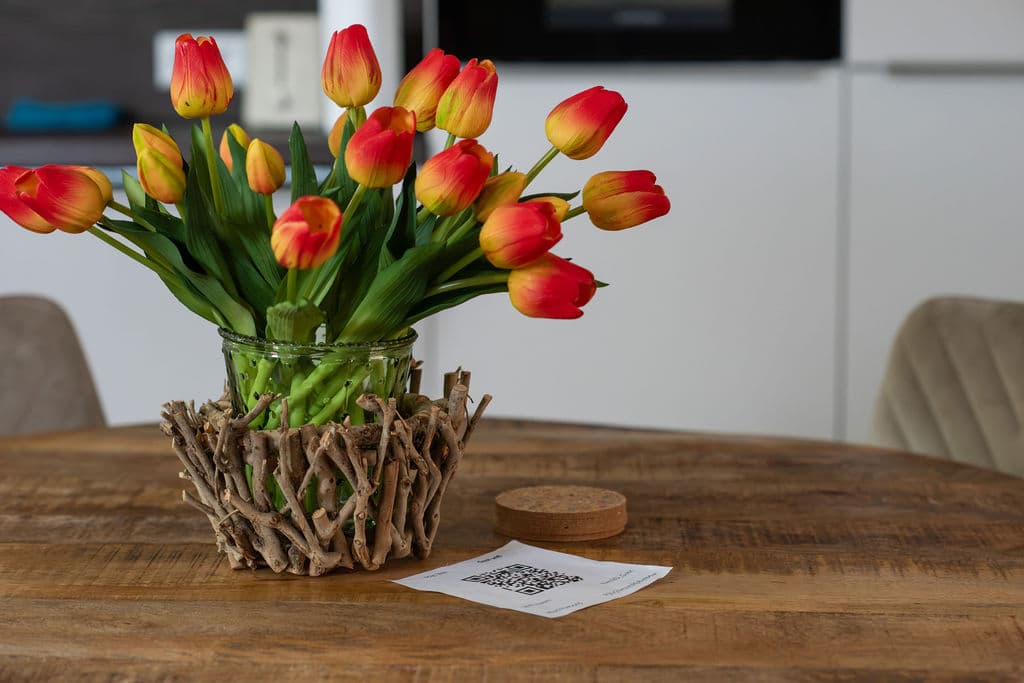 Tulpenstrauß als Mittelstück auf rundem Holzesstisch