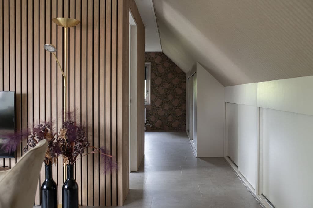 Treppenabsatz mit Holzlattenwand zum Schlafzimmer