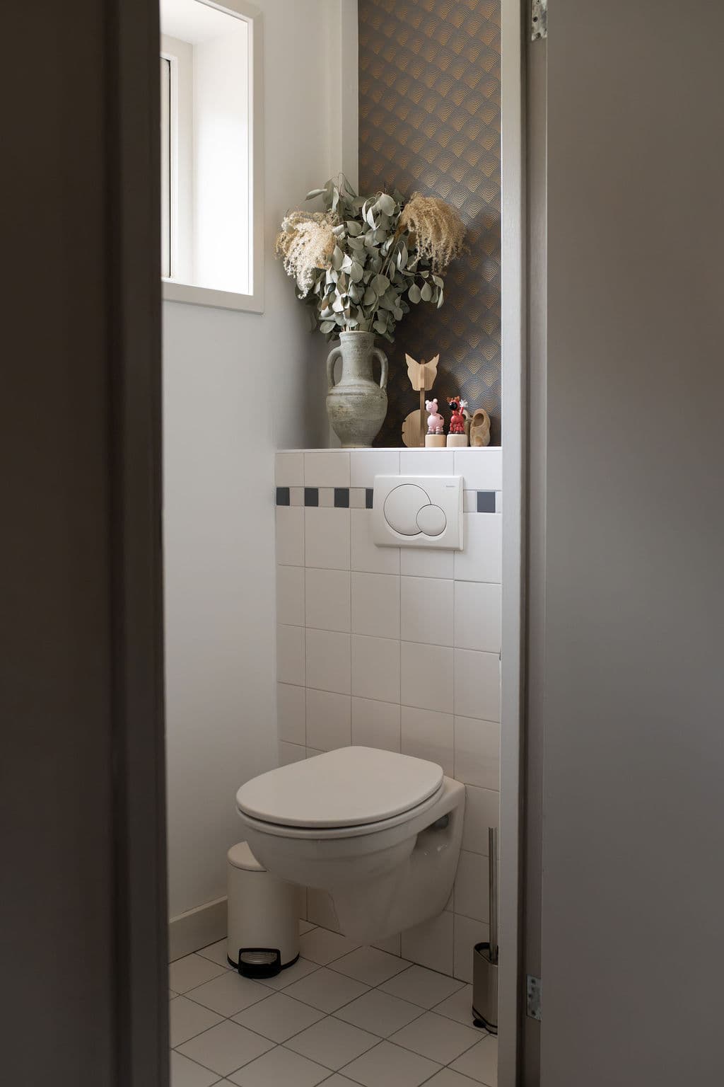 Gäste-WC mit Art-déco-Tapete und weißen Fliesen