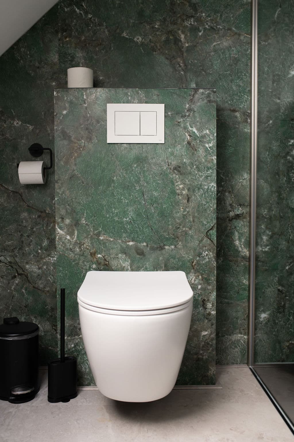 Toilette oben vor grüner Marmorwand