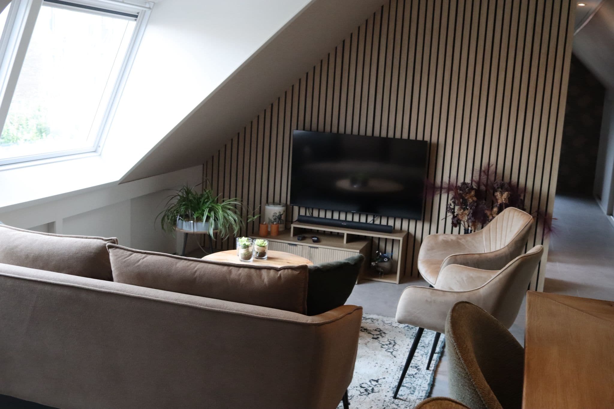 Slaapkamer met comfortabel bed