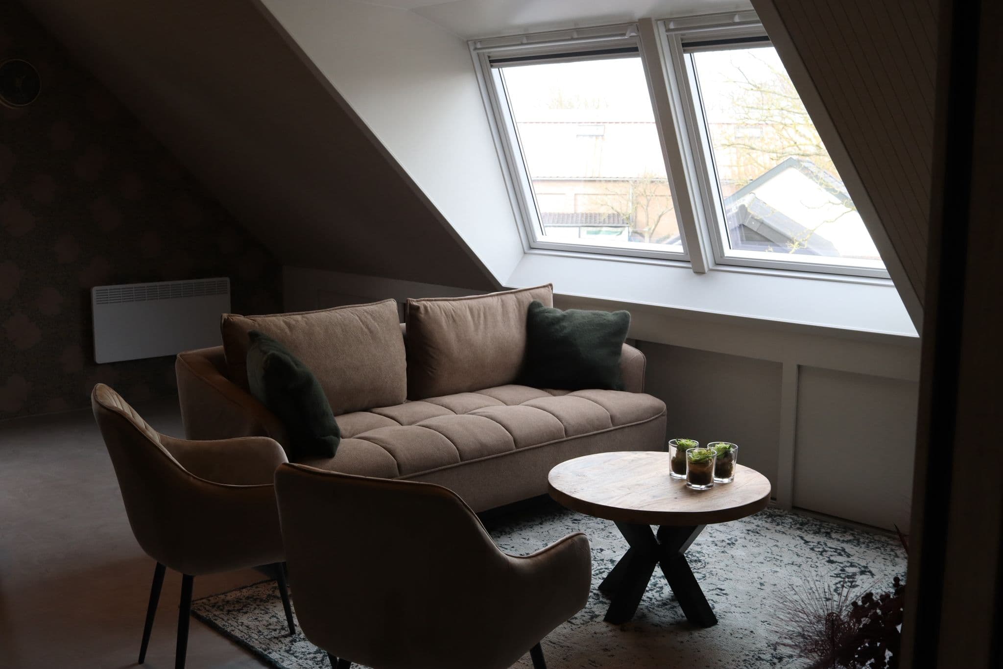 Woongedeelte met zitbar en bank